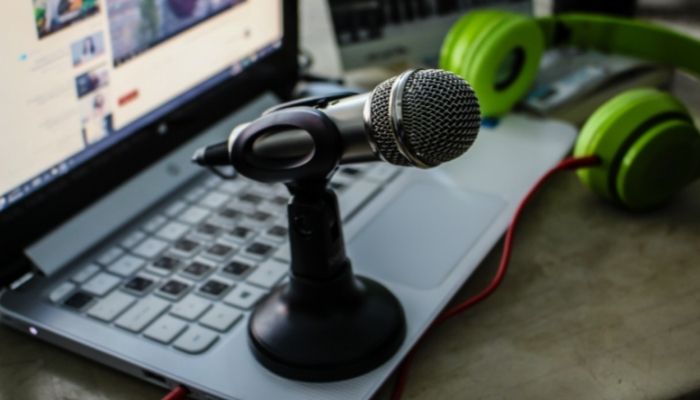 how to connect a microphone to xbox one